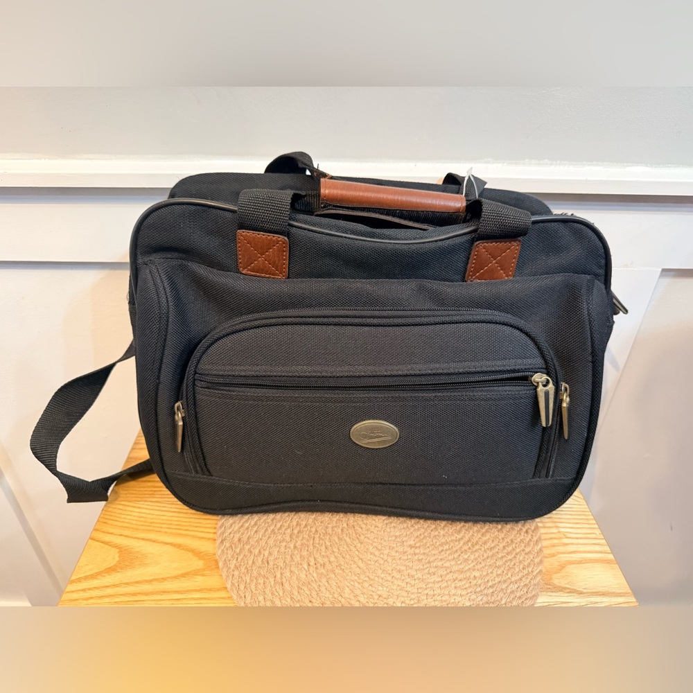 10/$25‎ • Jet Streamer Black Travel Bag